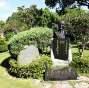 黎焕颐纪念碑：诗魂永驻，，，，，岁月铭刻